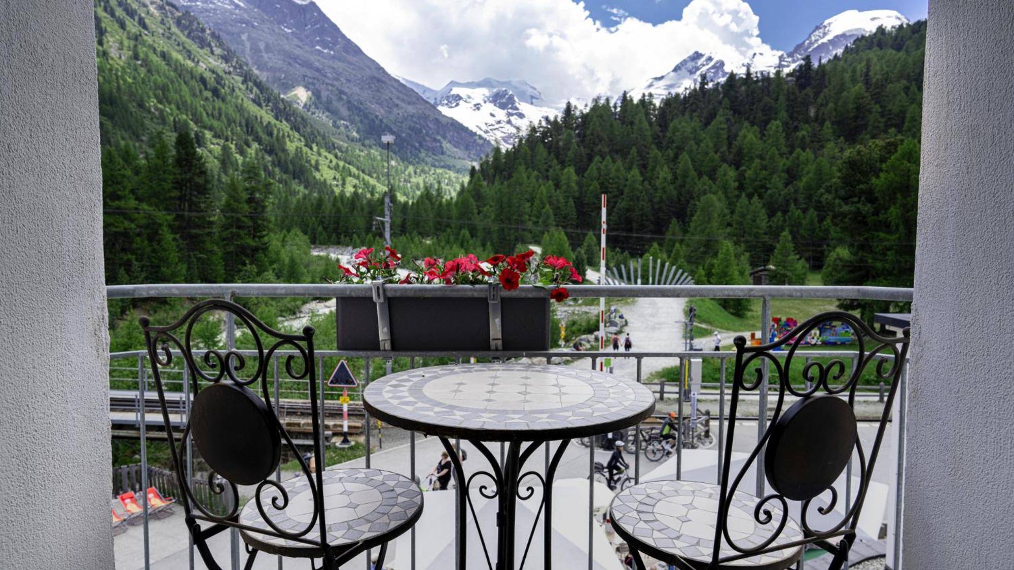 Hotel Morteratsch ポントレジナ エクステリア 写真